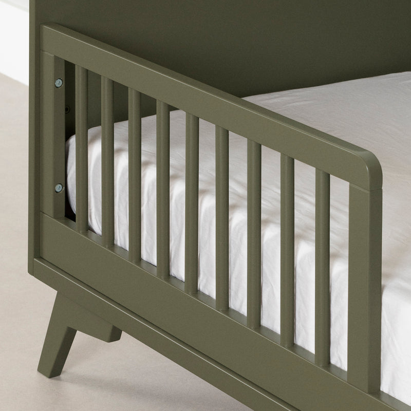 Ensemble lit de bébé et barrière de transition Milos - Vert olive